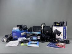 Konvolut Kameras, Camcorder und Zubehör, bestehend aus Sony Cyber-Shot DSC-T500 mit Zubehör, Panaso