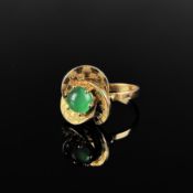 Chalcedon Ring, ca. 17K Gelbgold (getestet), Gesamtgewicht 4,74g, mittig runder Chalcedon Cabochon,