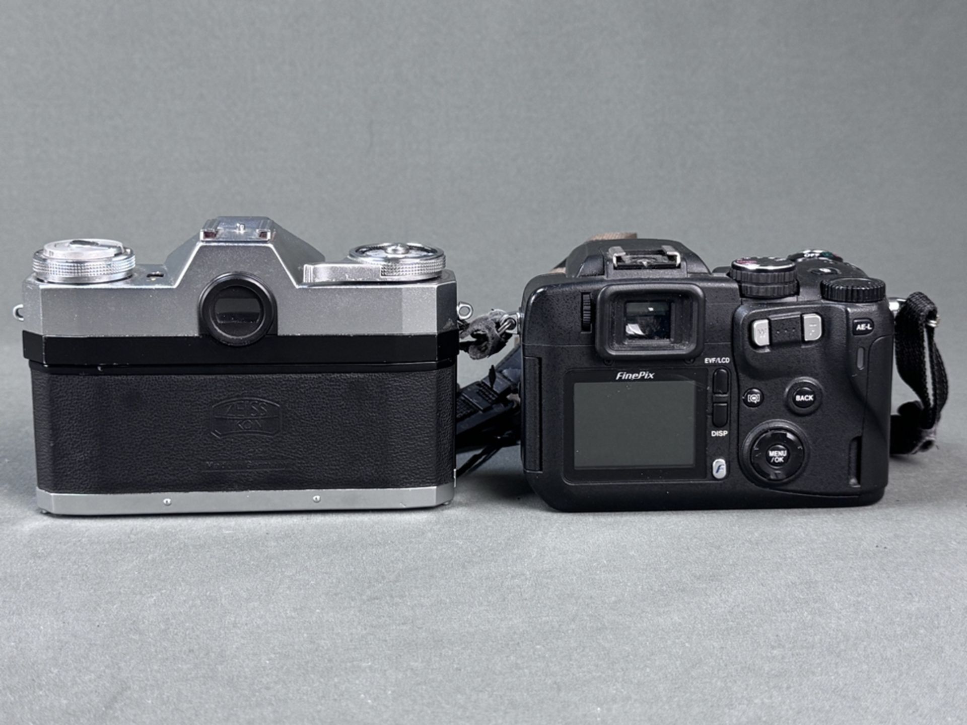 Konvolut von sechs Kameras und Objektiv, bestehend aus Zeiss Ikon Contaflex mit Carl Zeiss Tessar 2 - Bild 3 aus 5