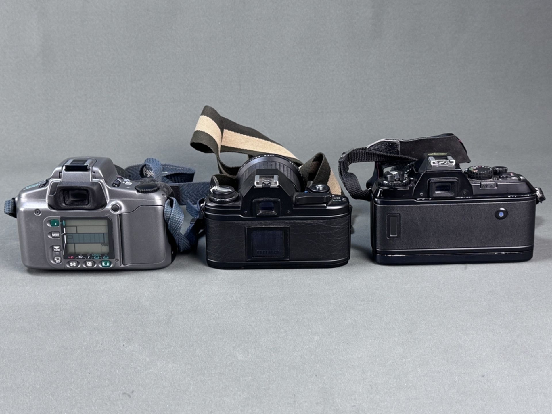 Konvolut von sechs Kameras und Objektiv, bestehend aus Zeiss Ikon Contaflex mit Carl Zeiss Tessar 2 - Bild 2 aus 5