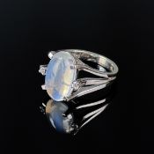 Mondstein Diamant Ring, 750/18K Weißgold (punziert), Gesamtgewicht 7,57g, ovaler Mondsteincabochon,