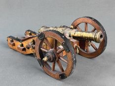 Modell einer Kanone, versehen mit dem Wappen des Vereinigten Königreichs, frontal angebrachte Plake