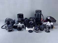 Konvolut Kameras und Zubehör, bestehend aus Nikon F90X mit Nikon AF Nikkor 35-70mm und Gebrauchsanw