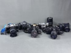 Konvolut von sechs Kameras und Objektiv, bestehend aus Zeiss Ikon Contaflex mit Carl Zeiss Tessar 2