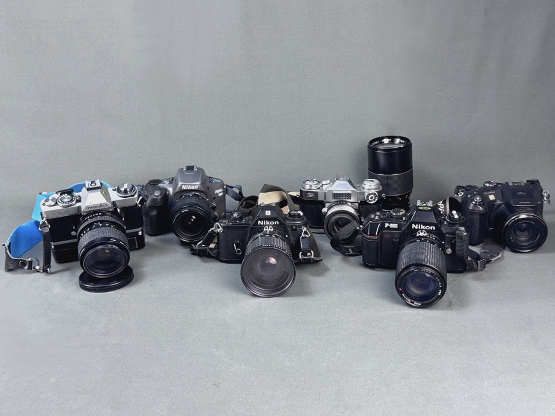 Konvolut von sechs Kameras und Objektiv, bestehend aus Zeiss Ikon Contaflex mit Carl Zeiss Tessar 2
