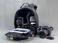 Kamera, Konica Minolta "Dynax 5D" im Rucksack mit 4 verschiedenen Objektiven und weiterem Zubehör,