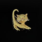 Designer Katzenbrosche, 750/18K Gelbgold (punziert), Gesamtgewicht 12,98g, Augen aus kleinen Saphir