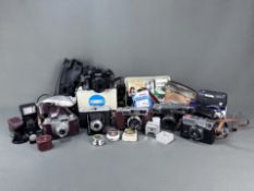 Konvolut Kameras, sieben Stück, bestehend aus Minolta X-700 mit Gebrauchsanweisung, Fujica 35 Auto-