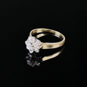 Blumenring, 585/14K Weiß- und Gelbgold (punziert), Gesamtgewicht 2,86g, besetzt mit 9 kleinen Diama