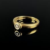 Solitär Ring, 585/14K Gelbgold (punziert), Gesamtgewicht 2,95g, mittig Brillant von um 0,1ct., Ring