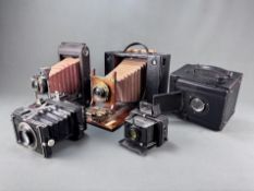Konvolut von fünf Kameras um 1900/1. Hälfte 20. Jahrhundert, 4 Kameras mit Auszug, bestehend aus Ea