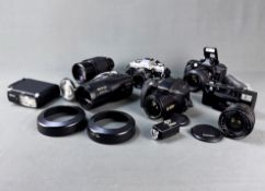 Konvolut, Kameras und Zubehör, bestehend aus Minolta X-500 mit Minolta Rokkor 50mm 1:1,4, Olympus i