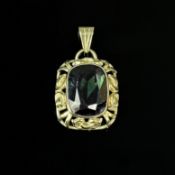 Anhänger mit dunkelgrünem Farbstein, 333/8K Gelbgold (punziert), Gesamtgewicht 4,69g, Länge ca. 3cm