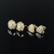Zwei Paar Vintage Ohrstecker, 333/8K Weiß- und Gelbgold (alle getestet), Gesamtgewicht 1,5g, Durchm