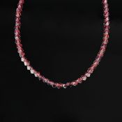 Granatkette, 750/18K Gelbgold (punziert), 19. Jahrhundert, geschliffene Steine, gleichmäßig angeord