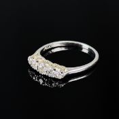 Antiker Diamant Ring, ca. 900 Platin (punziert und getestet), Gesamtgewicht 2,35g, besetzt mit 5 Di