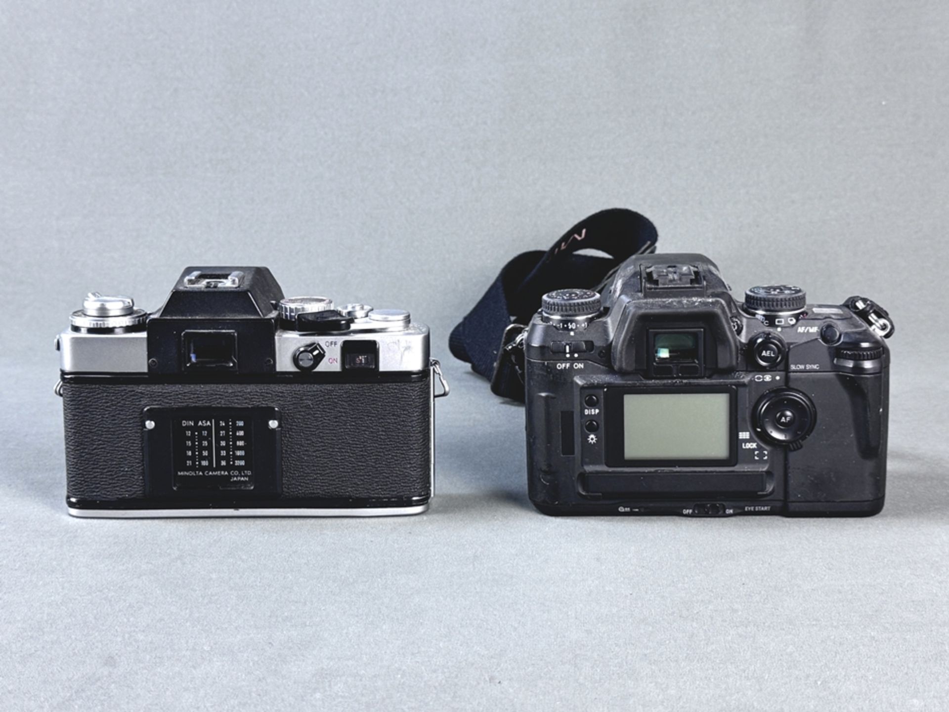 Konvolut, 2 Minolta Kameras mit 7 Objektiven, bestehend aus Minolta XE 5 Kamera mit Objektiv MD Rok - Bild 3 aus 4