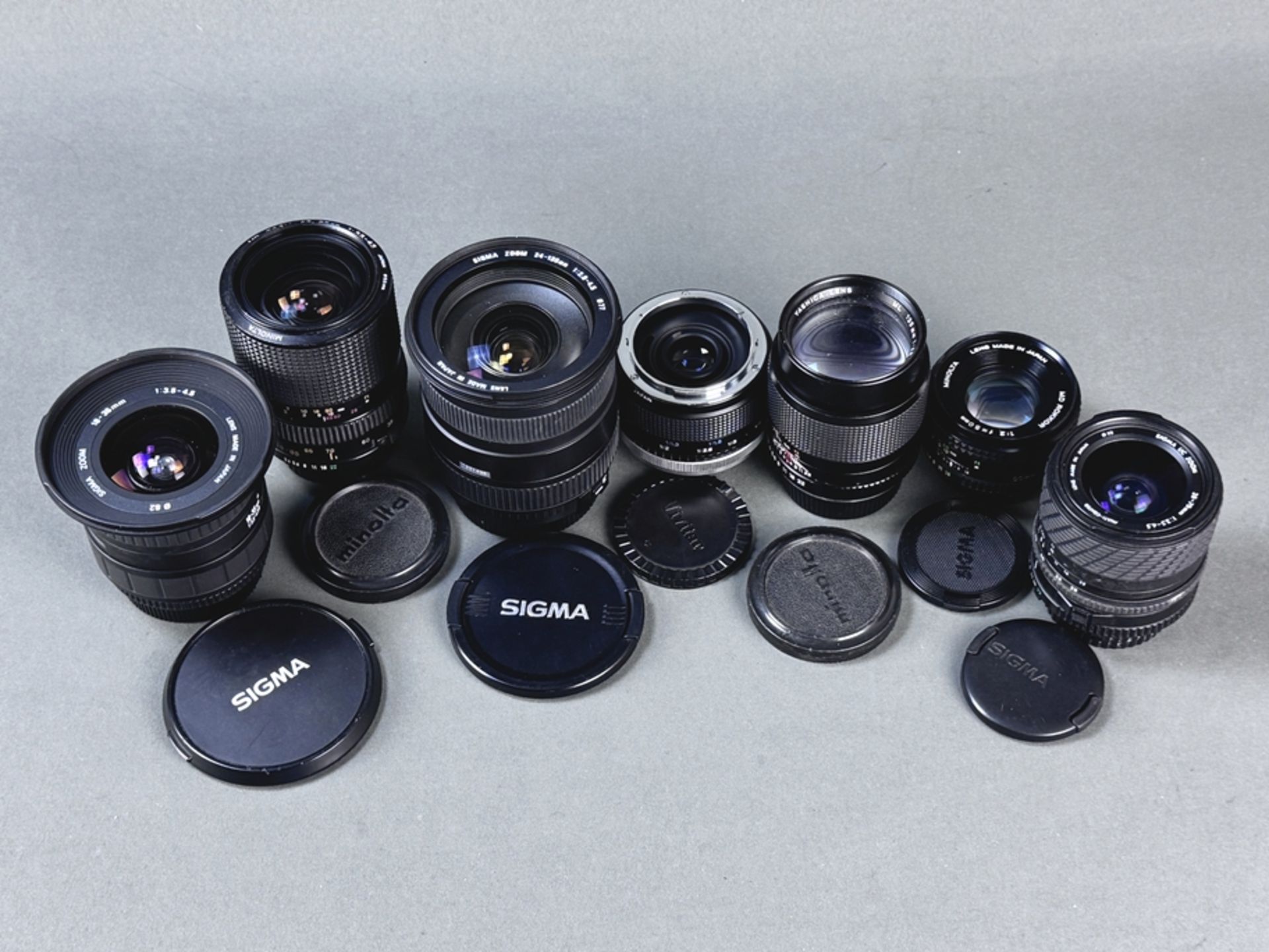 Konvolut, 2 Minolta Kameras mit 7 Objektiven, bestehend aus Minolta XE 5 Kamera mit Objektiv MD Rok - Bild 4 aus 4