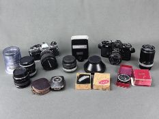 Konvolut zwei Kameras Olympus OM 10 mit Objektiv OM 10 System S Zuiko Autozoom 35-70mm 1:4, Asahani