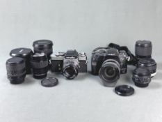 Konvolut, 2 Minolta Kameras mit 7 Objektiven, bestehend aus Minolta XE 5 Kamera mit Objektiv MD Rok