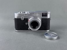 Kamera Leica M1 Nr. 952340, Ernst Leitz Wetzlar, mit Objektiv Leitz Elmar 1:2.8/50 Nr. 1723697, Fun