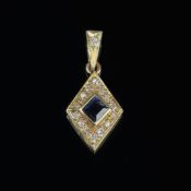 Kleiner Anhänger, 585/14K Rotgold (punziert), Gesamtgewicht 1,2g, Saphir-Viereck umgeben von kleine