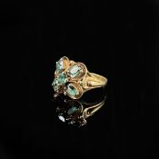 Ring, 585/14K Gelbgold (getestet), Gesamtgewicht 4,7g, Blütenform besetzt mit fünf geschliffenen gr