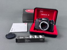 Kamera Leica R5 Nr. 1722624, Ernst Leitz Wetzlar, ohne Objektiv, mit Trageriemen, Anleitung und Ori
