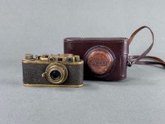 Kamera Leica IIIa/Zorki Clone (1938), Nummer 307296, DRP, Ernst Leitz Wetzlar, messingfarben, mit