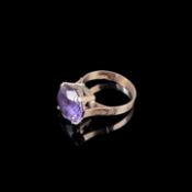 Ring, ca. 13K Rotgold (getestet), Gesamtgewicht 4,77g, runder facettierter violetter Stein, Ringgrö