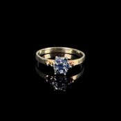 Ring, 585/14K Gelbgold (punziert), Gesamtgewicht 1,9g, besetzt mit 7 kleinen blauen Steinen, wohl S
