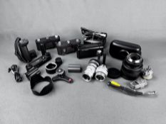 Konvolut Leica Zubehör über 10 Teile verschieden: 2 Leitz Objektive Elmar Nr. 1271456 und Nr. 13105