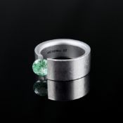 Niessing Ring, Edelstahl, signiert, Gesamtgewicht ca. 8,4g, Modell Akrobat, mit grünem Spinell, Rin