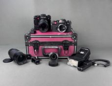 Zwei Leica Kameras, bestehend aus Kamera R4 Nr. 1630291 und R3 Electronic Nr. 1472705, mit 2 Objekt