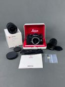 Leica R-E, Kameragehäuse Nr. 1799112, Emblem Olympische Spiele `92, dabei Leitz Objektive Elmarit-