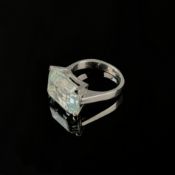 Ring, 585/14K Weißgold (punziert), Gesamtgewicht 9g, großer blauer Stein im Treppenschliff, Durchme
