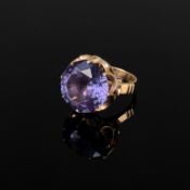 Ring, ca. 13K Gelbgold (getestet), Gesamtgewicht 6,7g, besetzt mit einem großen lila Stein, Durchme