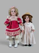 Zwei Puppenmädchen, bestehend aus Puppenmädchen mit Handtasche, am Hinterkopf gemarkt "DEP, 8", Por