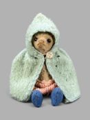 Miniatur Teddy, Anfang 20. Jahrhundert, mit Buckel, Mohair, Körper mit Stroh gefüllt, braune Knopfa