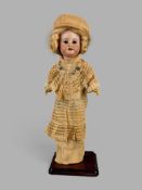 Puppenmädchen, 1894, am Hinterkopf bezeichnet "1894, AMODLP", Porzellan-Kurbelkopf, bemalt, mit bra
