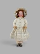 Puppenmädchen, Société Française de Fabrication de Bébés et Jouets (S.F.B.J.), um 1920, am Hinterko