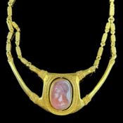 Repräsentatives Collier mit Gemme, 916/22K Gelbgold (getestet), Gesamtgewicht 85g, breite, verziert