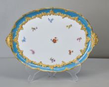 Meissen Prunktablett B-Form, türkis, mit Streublumen, 1. Wahl