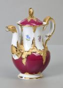 Meissen B-Form, purpur mit Streublume, Mokkakanne, 1. Wahl
