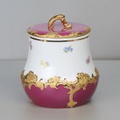 Meissen B- Form, Keksdose, purpur mit Streublume, 1. Wahl