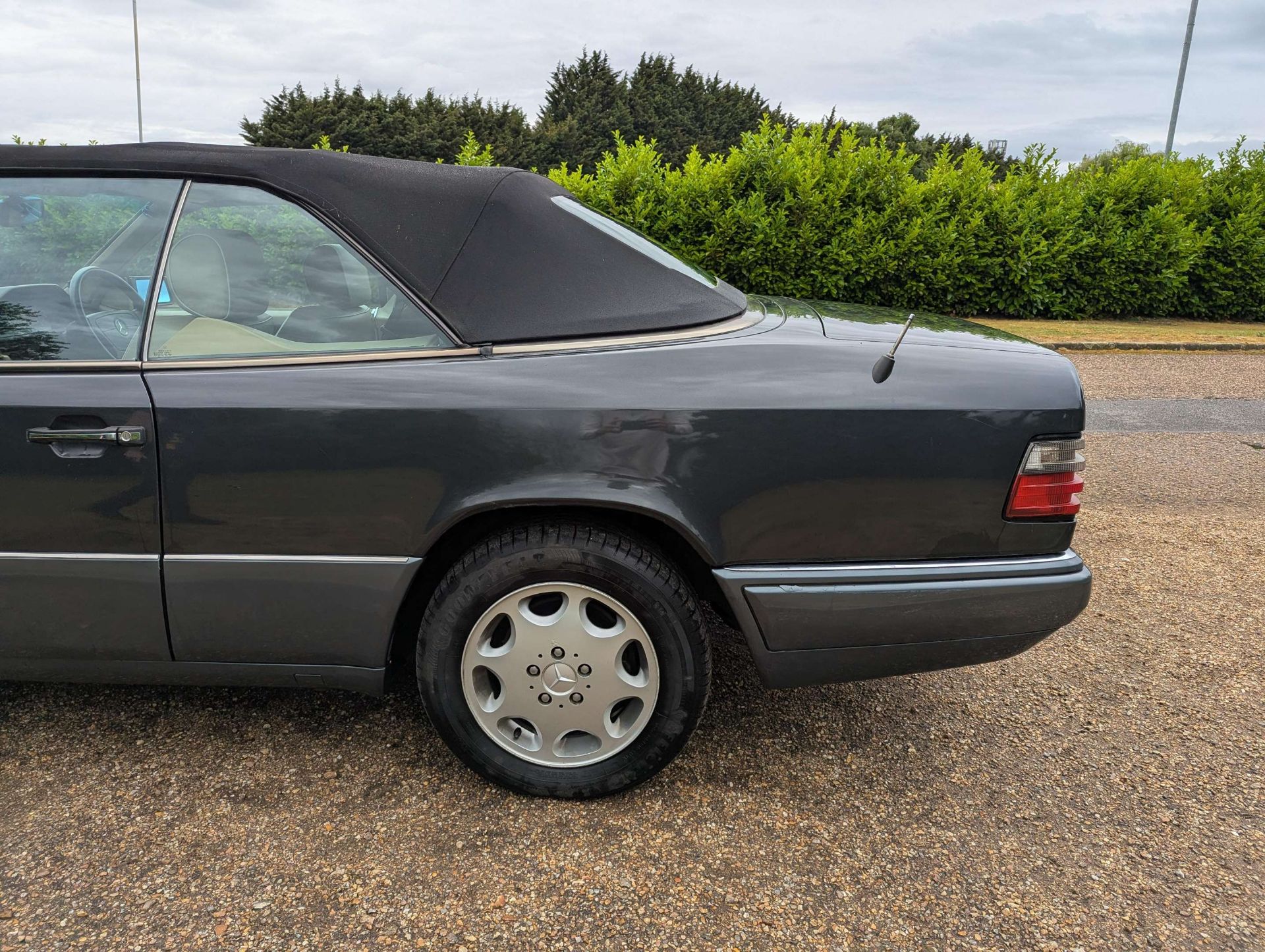 1995 MERCEDES E220 CABRIOLET - Image 16 of 30