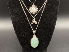 A MIXED LOT OF SILVER JEWELLERY COMPRISING