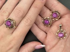 PINK STONE AND 9CT GOLD SET SUITE COMPRISING RING PENDANT AND EARRINGS