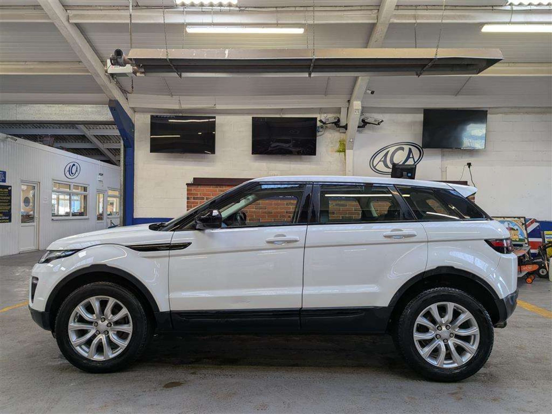2015 LAND ROVER RANGE ROVER EVOQUE SE TEC - Image 16 of 47