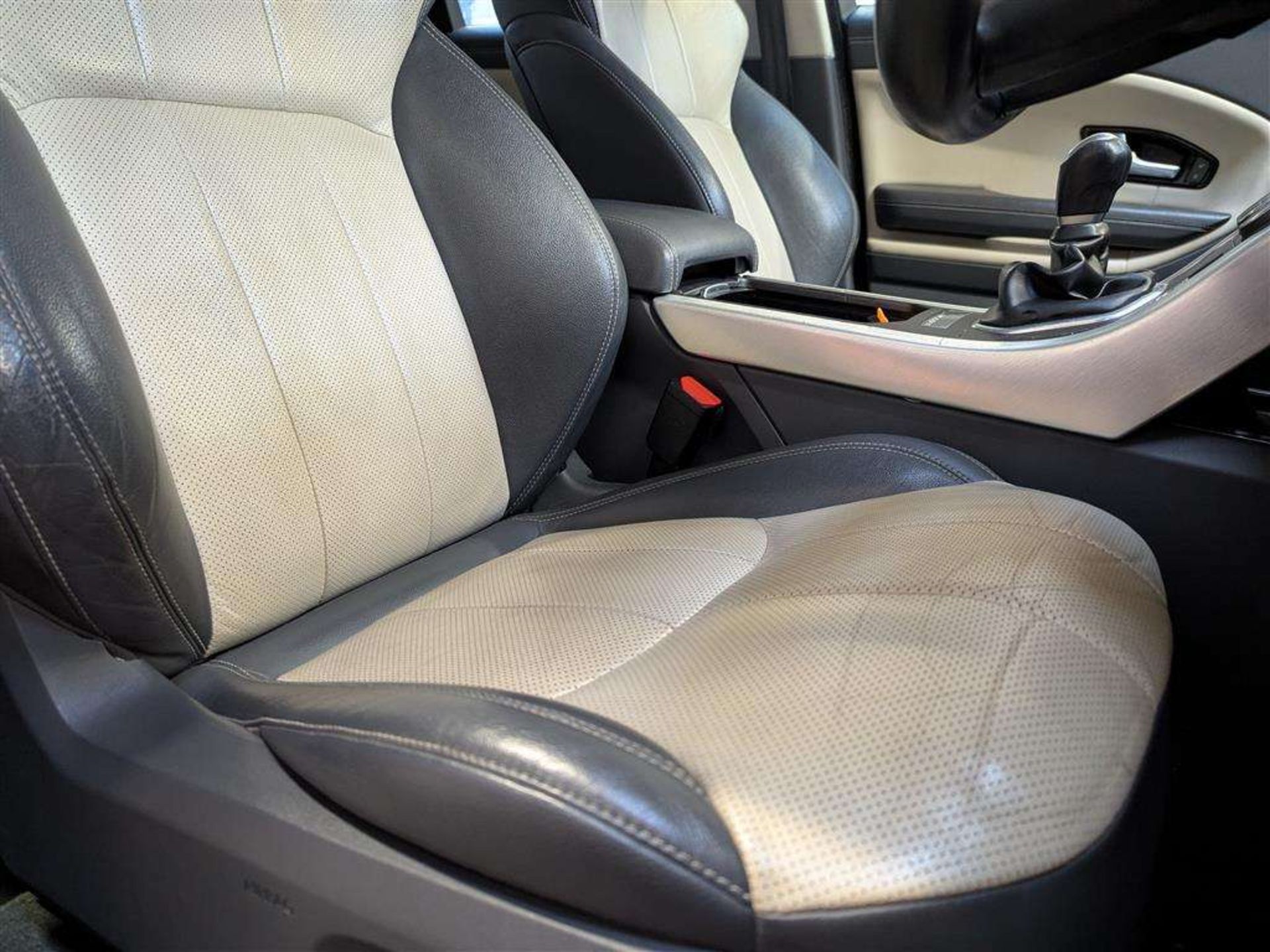 2015 LAND ROVER RANGE ROVER EVOQUE SE TEC - Image 31 of 47